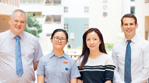 盧慧敏（左二）以IGCSE全科十A*佳績，成為耀中國際學校（中學）「全科十A*狀元」。