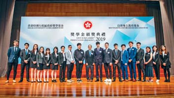 校長陳龍生教授與一眾獎學金得獎同學合照。