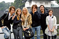在日本修讀日文期間，Emily（右一）每到周末都會與老師和同學結伴外遊，如到郊外採摘葡萄、皇居和高尾山等，親身體會當地的風土民情。